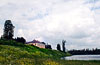 Усадьба Ровное-Новоблагодатное на реке Мста. Фото 2004 года.